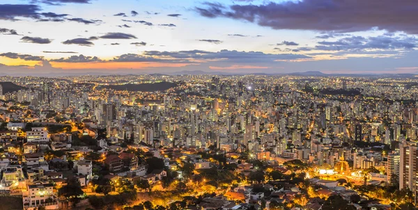 Belo Horizonte görünümünü güneş battıktan sonra.