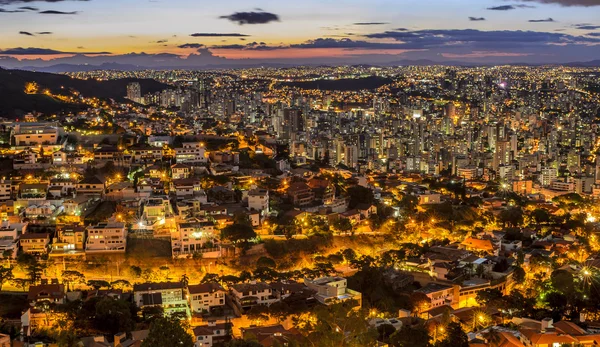 Belo Horizonte görünümünü güneş battıktan sonra.