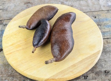 Jatoba. Tropikal meyve keçiboynuzu denilen.