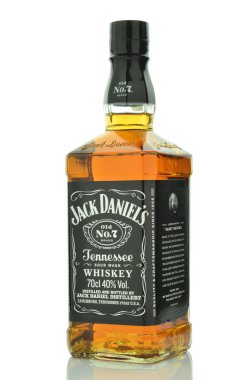 Şişe Jack Daniels viski beyaz arka plan üzerinde izole
