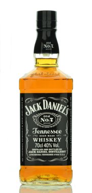 Şişe Jack Daniels viski beyaz arka plan üzerinde izole