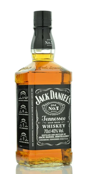 一瓶杰克丹尼威士忌孤立在白色背景上 — 图库照片