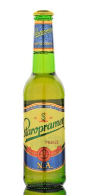 Staropramen beyaz arka plan üzerinde izole alkolsüz prim bira