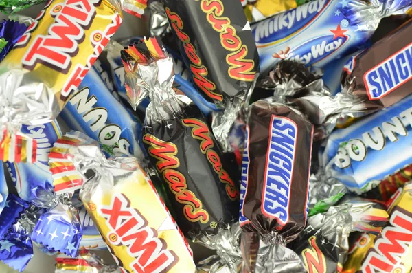 Gros plan sur Snickers, Mars, Bounty, Milky Way, Twix bonbons — Photo