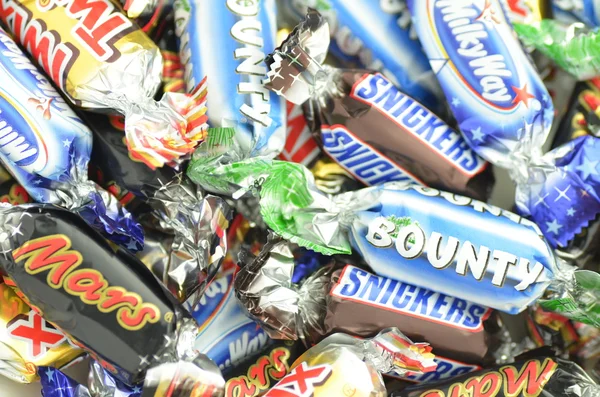 Gros plan sur Snickers, Mars, Bounty, Milky Way, Twix bonbons — Photo