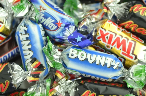 Primo piano di Snickers, Marte, Bounty, Via Lattea, Twix caramelle — Foto Stock