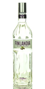 Beyaz arka plan üzerinde izole Finlandia blackcurrant doğal aromalı votka