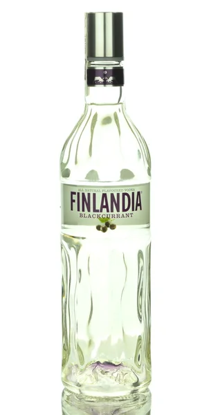 Finlandia grosella negra vodka aromatizado natural aislado sobre fondo blanco — Foto de Stock
