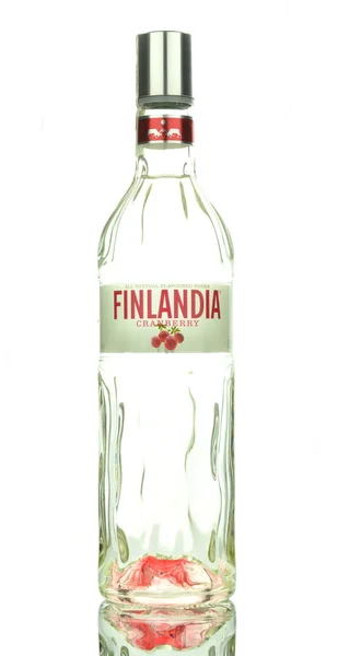 Finlandia cranberry naturalnej wódki smakowe na białym tle — Zdjęcie stockowe