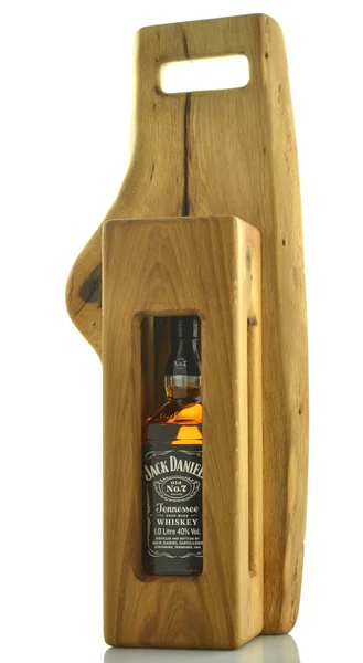 Butelkę whisky Jack Daniels w dekoracyjne drewniane pudełko na białym tle — Zdjęcie stockowe