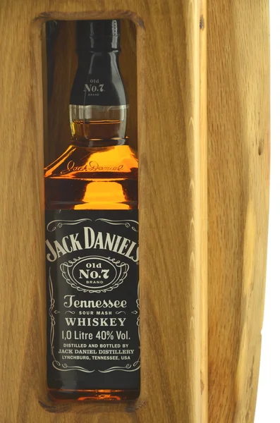 Fles Jack Daniels whiskey in decoratieve houten doos geïsoleerd op witte achtergrond — Stockfoto
