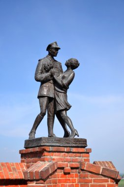 Polonya Grudziadz kızla dans lancer asker heykeli