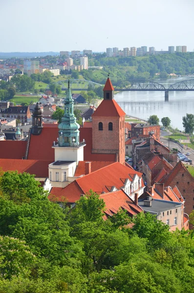 Pittoresco paesaggio urbano di grudziadz sul fiume Vistola in Polonia — Foto Stock