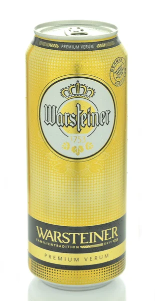 Warsteiner cerveja isolada sobre fundo branco — Fotografia de Stock