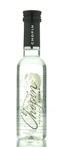Vodka de pommes de terre Chopin isolée sur fond blanc . — Photo