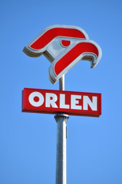 mavi gökyüzüne karşı Orlen işareti.