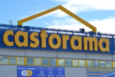 mavi gökyüzüne karşı Castorama işareti