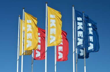 mavi gökyüzüne karşı bayraklar sallayarak ikea logosu