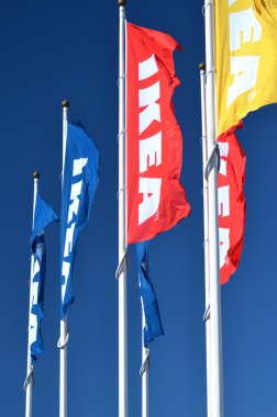 mavi gökyüzüne karşı bayraklar sallayarak ikea logosu