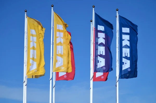 Logo de ikea ondeando banderas contra el cielo azul — Foto de Stock