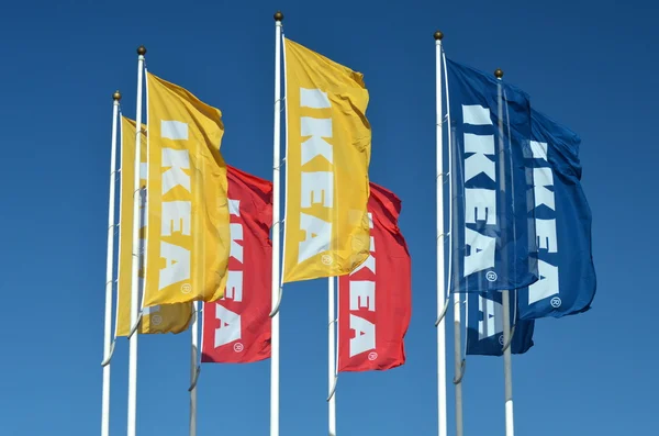 Logo de ikea ondeando banderas contra el cielo azul — Foto de Stock