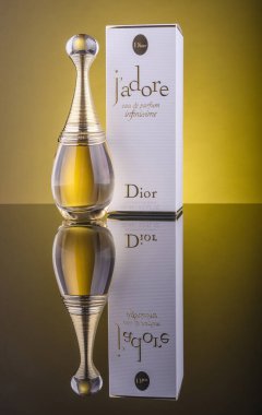 Dior jadore infinissime eau de perfum gradyan arkaplanda izole. Dior, Fransız lüks malları şirketidir. Şirket 1946 yılında Fransız moda tasarımcısı Christian Dior tarafından kuruldu..