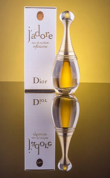 Dior Jadore Infinissime Eau Perfum孤立在梯度背景下 迪奥是法国奢侈品公司 该公司于1946年由法国时装设计师克里斯汀迪奥创立 — 图库照片