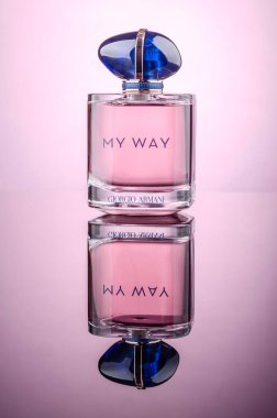Giorgio Armani My Way parfümüm arka planda izole edilmiş. Giorgio Armani, İtalya 'nın Milano şehrinde 1975 yılında kurulan lüks moda evi..