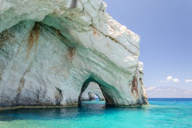 Yunanistan 'ın Zakynthos adasının kuzey doğu kıyısındaki mavi mağaraların muhteşem mavi suları