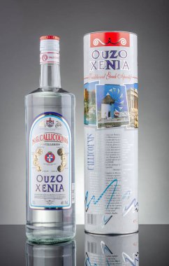 Bir şişe Xenia uzo, arka planda izole edilmiş. Ouzo kuru anason aromalı aperatiftir. Xenia ouzo Yunanistan 'ın Kalamata kentinde üretildi.