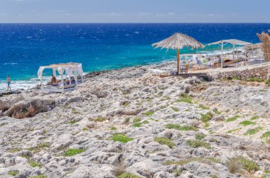 Resimli Porto Roxa kayalık plajı. Yunanistan 'ın Zakynthos adasının batı kıyısında yer almaktadır..