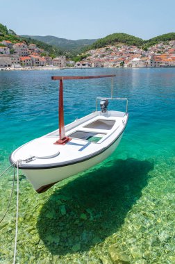 Pucisca 'nın Picturesque Körfezi. Pucisca, Hırvatistan 'ın Brac adasının kuzey kıyısındaki derin doğal körfezin sonunda yer alıyor..