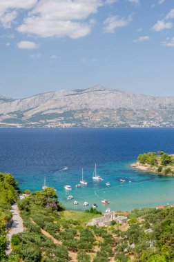 Hırvatistan 'ın Brac adasının kuzey kıyısındaki Lovrecina' nın resimli kumlu plajı.