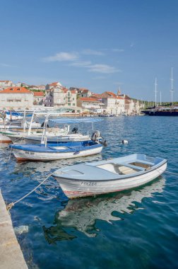 Milna Körfezi 'ndeki eski bir kasaba. Milna, Hırvatistan 'ın Brac adasının batı kıyısında yer alıyor..