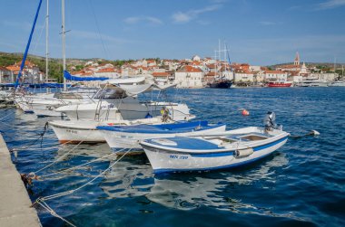 Milna Körfezi 'ndeki eski bir kasaba. Milna, Hırvatistan 'ın Brac adasının batı kıyısında yer alıyor..