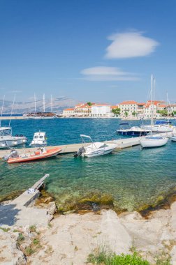 Picturesque Körfezi ve eski Postira kasabası. Postira, Hırvatistan 'ın Brac adasının kuzey kıyısında yer alıyor.