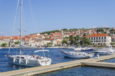 Picturesque Körfezi ve eski Postira kasabası. Postira, Hırvatistan 'ın Brac adasının kuzey kıyısında yer alıyor.