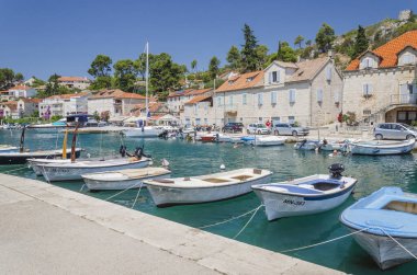 Bobovisca köyünün manzaralı körfezi. Bobovisca, Hırvatistan 'ın Brac adasının batı kıyısında yer alıyor.