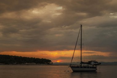 Hırvatistan 'ın Brac adasındaki Splitska körfezinde gün batımında dramatik yağmur bulutları görülüyor.