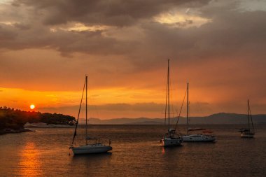 Hırvatistan 'ın Brac adasındaki Splitska körfezinde gün batımında dramatik yağmur bulutları görülüyor.