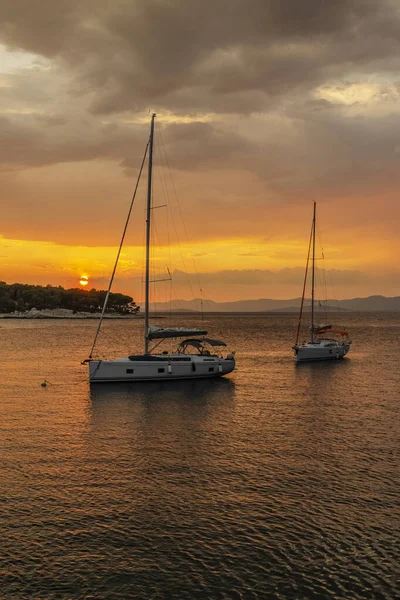 Dramáticas Nubes Lluviosas Durante Atardecer Sobre Bahía Splitska Isla Brac — Foto de Stock