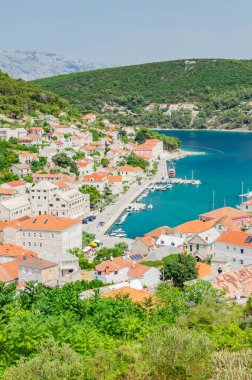 Hırvatistan 'ın Brac adasının kuzey kıyısındaki Pucisca kasabasının muhteşem manzarası