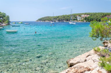 Hırvatistan 'ın Brac adasının batı kıyısında Milna yakınlarındaki kayalık plajlı Idyllic Osibova Körfezi