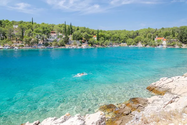 Baie Idyllique Osibova Avec Plage Rocheuse Près Milna Sur Côte — Photo