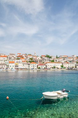 Povlja köyündeki Picturesque Körfezi. Povlja, Hırvatistan 'ın Brac adasının kuzeydoğu kıyısındaki derin bir doğal limanda yer alıyor.