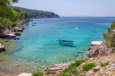 Hırvatistan 'ın Brac adasının güneybatı kıyısında Milna yakınlarındaki kayalık plajlı sahile.