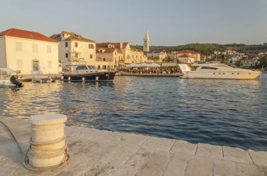 Gün batımında Supetar 'ın resimli eski bir kasabası. Supetar, Hırvatistan 'ın en büyük Brac adası..