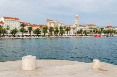 Riva Gezinti Alanı 'nın Split' teki manzarası. Split, Hırvatistan 'ın en büyük kıyı kenti