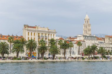 Riva Gezinti Alanı 'nın Split' teki manzarası. Split, Hırvatistan 'ın en büyük kıyı kenti