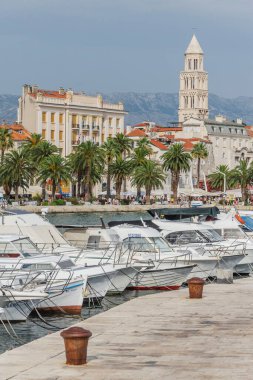 Riva Gezinti Alanı 'nın Split' teki manzarası. Split, Hırvatistan 'ın en büyük kıyı kenti